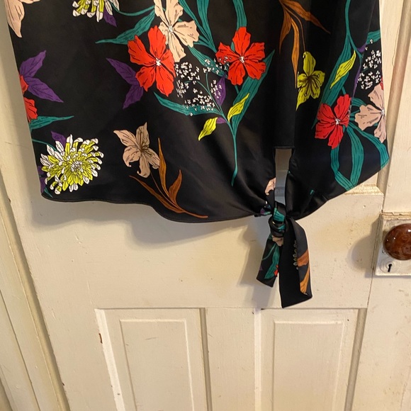 A vibrant flower blouse - Picture 3 of 4